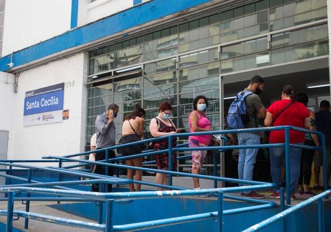 Pacientes esperam para serem atendidos na Assistência Médica Ambulatorial de Especialidades (Amae) Santa Cecília