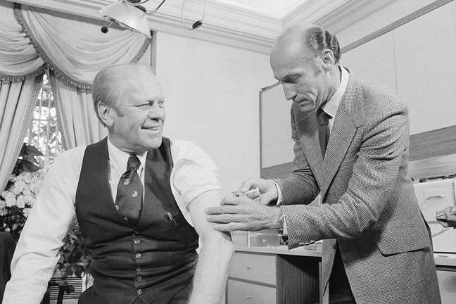 Presidente dos Estados Unidos, Gerald Ford, foi vacinado ao vivo pela TV antes da eleição presidencial