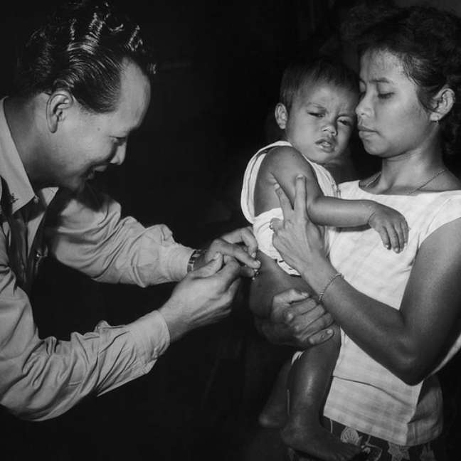 Vacina contra difteria, tétano e coqueluche foi administrada em todo o mundo, como visto aqui na Tailândia na década de 1950