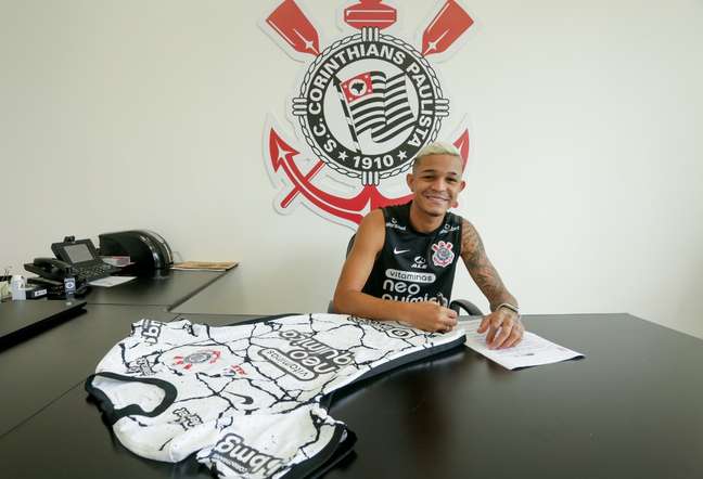 Adson assinou neste sábado a renovação de seu contrato com o Corinthians Rodrigo Coca Ag. Corinthians