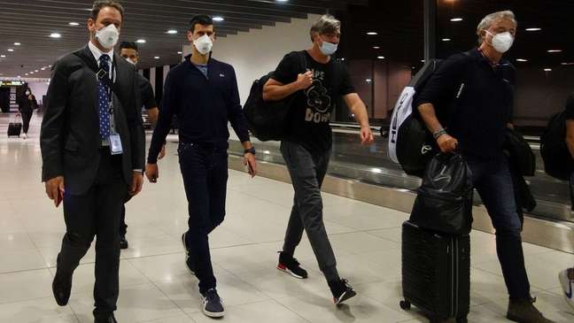 Após decisão judicial, Djokovic embarcou em voo no aeroporto de Melbourne no domingo