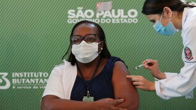 A enfermeira Mônica Calazans não sabia que seria a primeira brasileira vacinada contra a covid