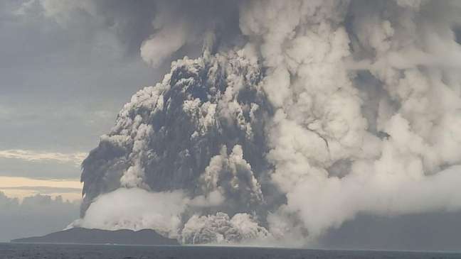 Foto da nuvem de cinzas um dia antes da grande erupção deste sábado; Tonga foi afetada pelos dejetos do vulcão e pelas ondas causadas por sua erupção