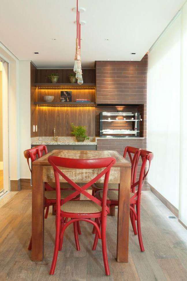 2. Decoração com cadeira vermelha para apartamento com espaço gourmet pequeno – Foto: Liliana Zenaro
