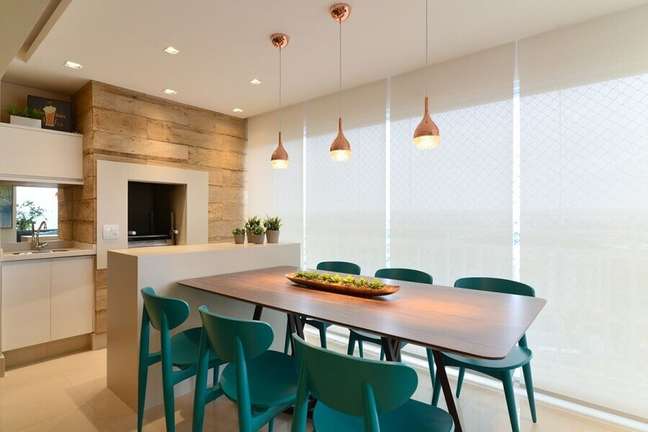 6. Decoração moderna em cores neutras para espaço gourmet pequeno com cadeira verde água – Foto: Danyela Corrêa