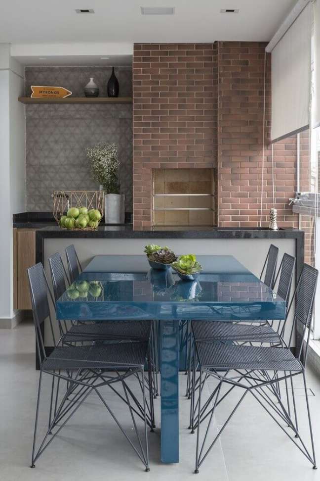 30. Decoração moderna com churrasqueira para área gourmet em espaço pequeno em apartamento – Foto: Barbara Dundes