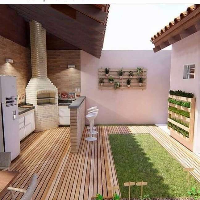 21. Churrasqueira tijolinho para decoração de espaço gourmet pequeno externo com jardim – Foto: Tudo Construção