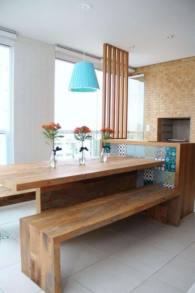 36. Decoração simples para espaço gourmet pequeno com mesa de madeira e parede tijolinho – Foto: Meyercortez Arquitetura e Design