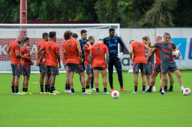 Paulo Sousa completa uma semana de atividades no Ninho nesta segunda-feira (Foto: Marcelo Cortes / Flamengo)