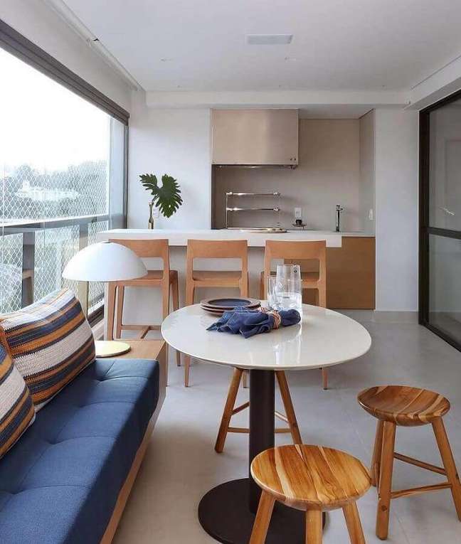 3. Móveis planejados para decoração de espaço gourmet pequeno com churrasqueira – Foto: Decor Fácil