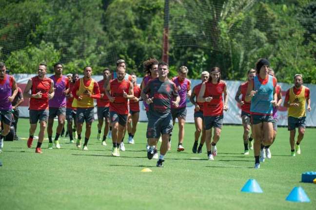 Com novidade no CT, Flamengo se reapresenta com retorno de lateral