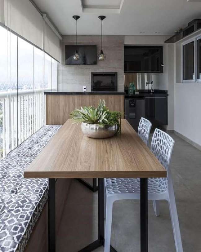 11. Área gourmet em espaço pequeno decorado com cadeira branca para mesa com banco de madeira – Foto: Rúbia Vieira