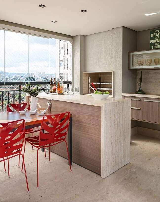 17. Cadeira vermelha para decoração de espaço gourmet pequeno com churrasqueira em cores neutras – Foto: Eliane Mesquita Arquitetura