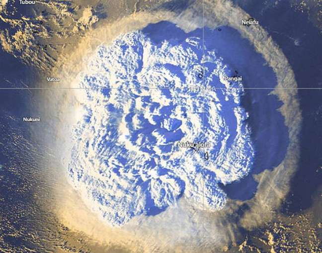 Imagem de satélite mostra erupção de vulcão submarino em Tonga