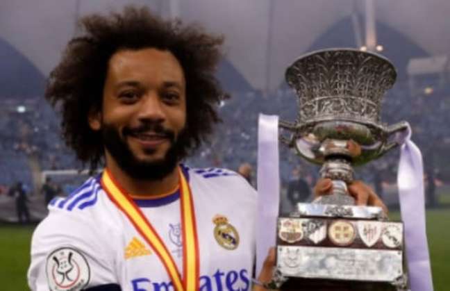 Marcelo com a taça da Supercopa da Espanha (Divulgação)