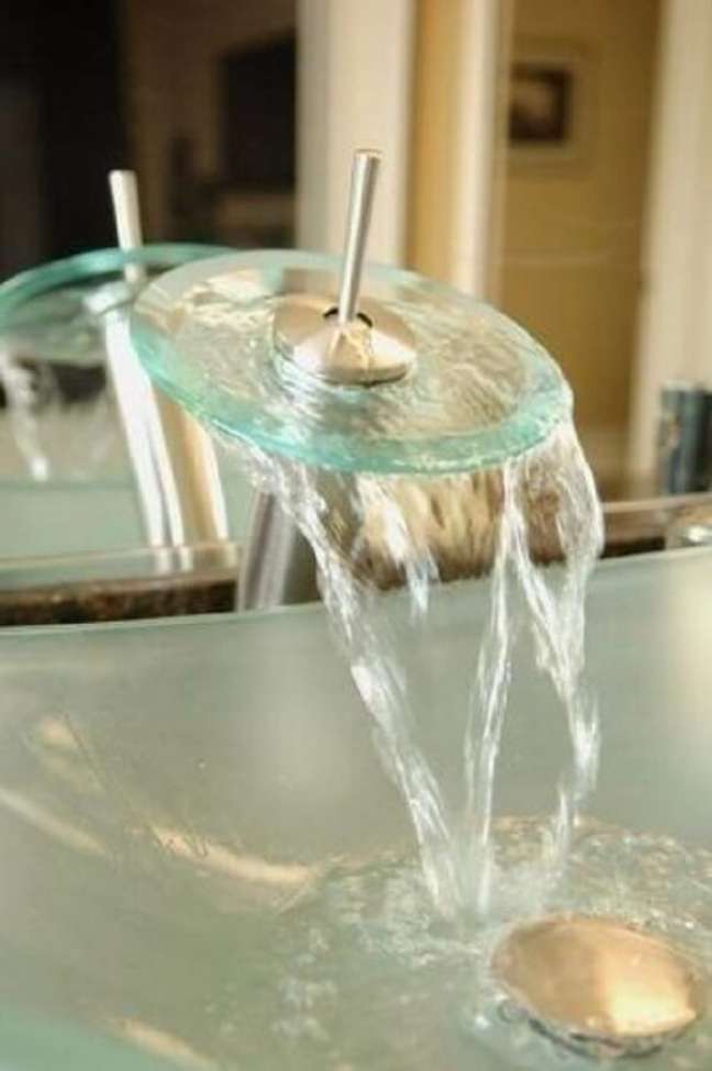 28. Torneira de vidro cascata para banheiro moderno – Foto O Azulejista
