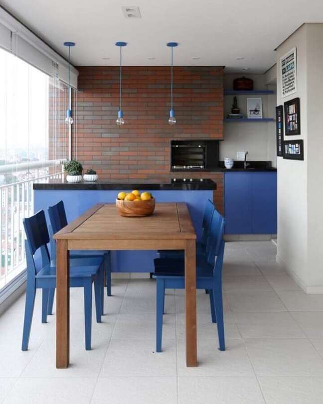54. Parede tijolinho para espaço gourmet pequeno com churrasqueira decorado com cadeiras azuis – Foto: GF Projetos
