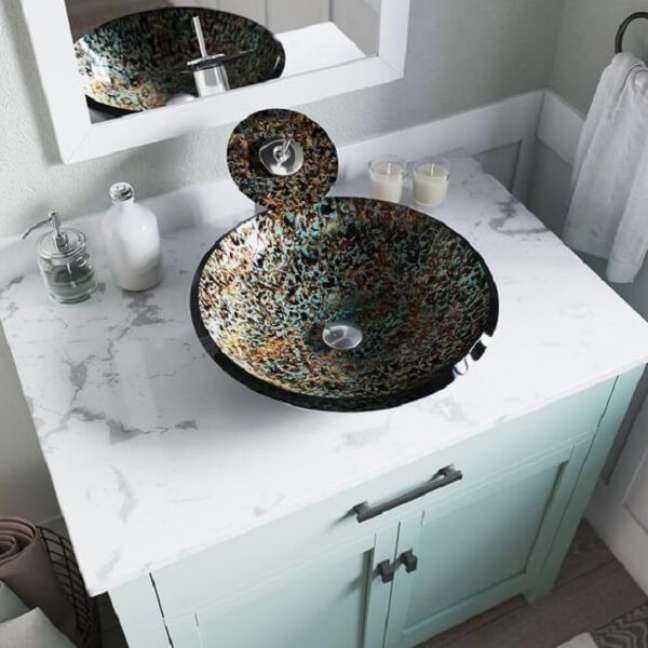 30. Torneira de vidro colorido para banheiro moderno – Foto Lowes