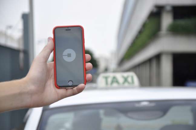 Uber chegou ao Brasil como uma alternativa bastante competitiva ao táxi 