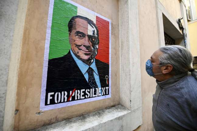 Mural em Roma ironiza candidatura de Berlusconi a presidente