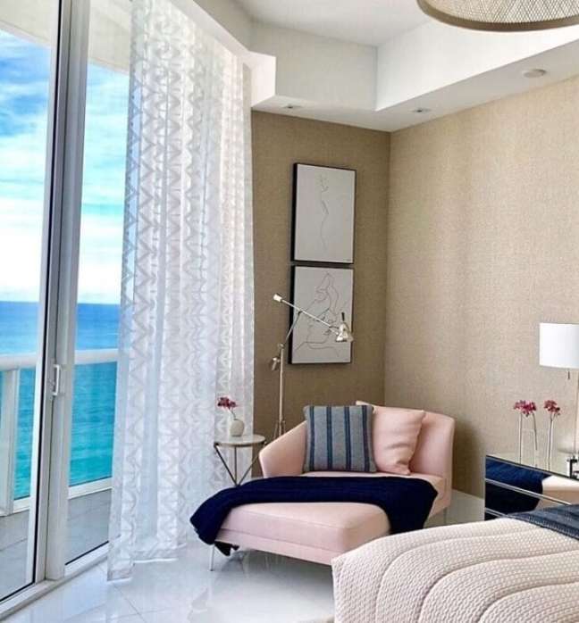 55. Chaise longue rosa com manta azul marinho para quarto aconchegante – Foto Rita Dini