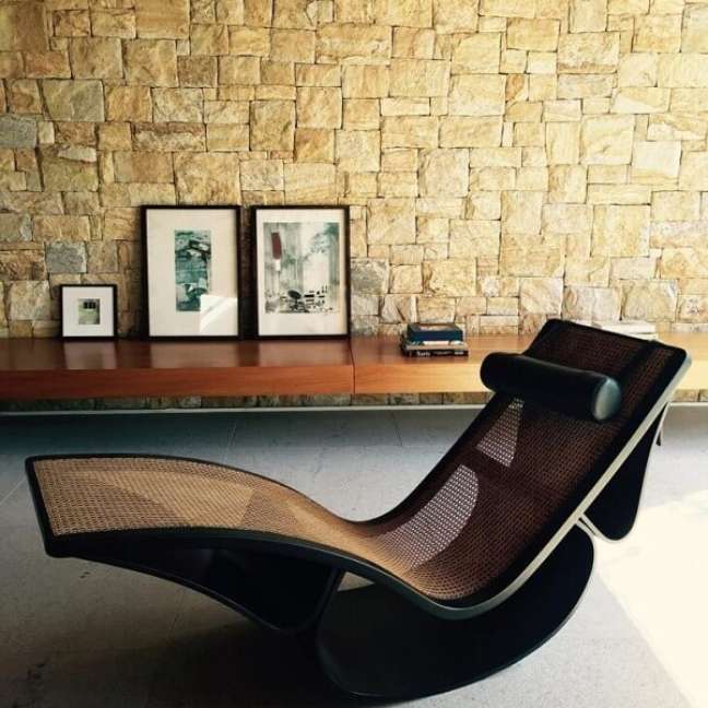 26. Sala moderna com chaise longue de madeira – Foto Jacobsen Arquitetura