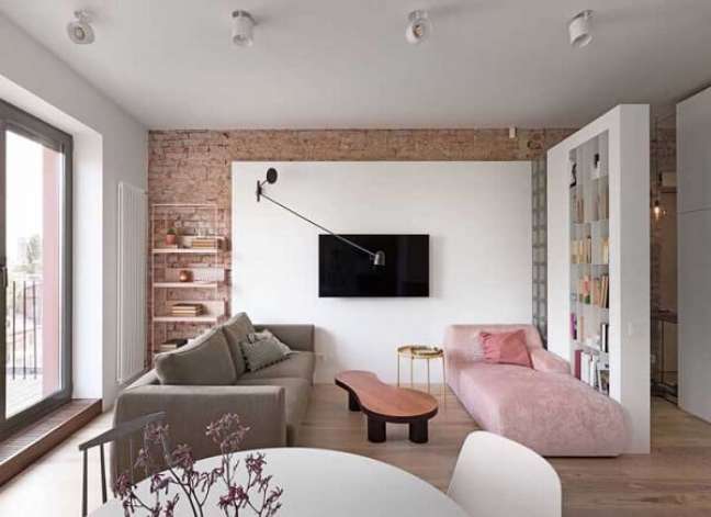 22. Sala de estar pequena com chaise longue rosa e sofá bege – Foto Houzz