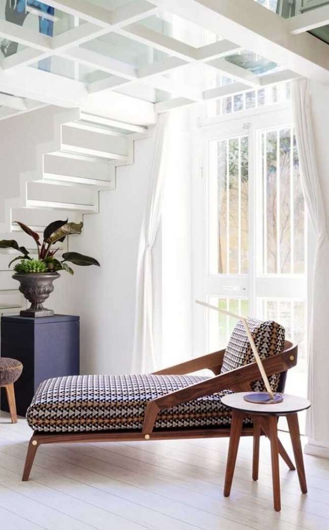 49. Chaise longue estampada com madeira – Foto Architectural Designs