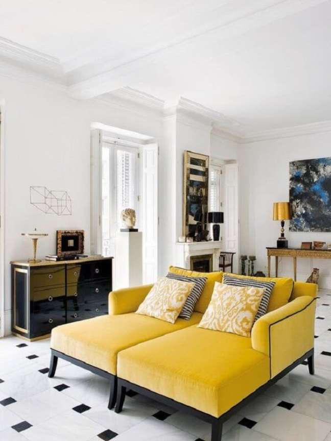 39. Chaise longue amarelo na sala de estar pequena – Foto Nuno Almeida