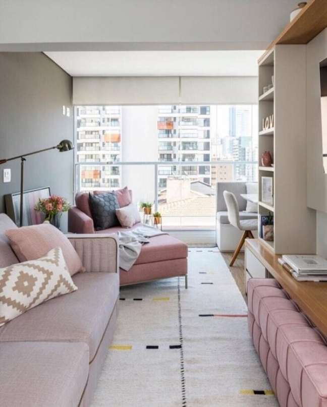 4. Sala de estar pequena com chaise longue cor de rosa – Foto Duda Senna