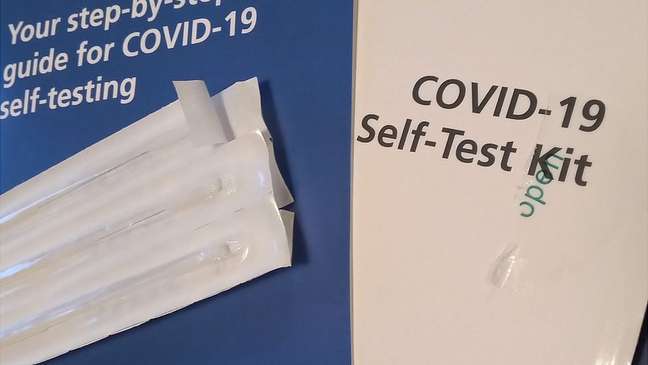 No Reino Unido, kit com sete autotestes é distribuído de forma gratuita pelo sistema público de saúde