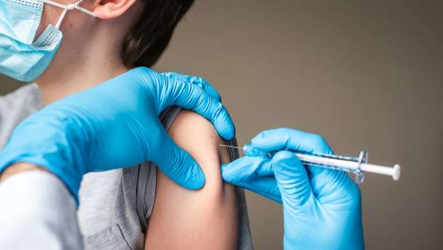As crianças, que acabaram de ser incluídas na campanha de vacinação, são um dos grupos vulneráveis na atual onda provocada pela variante ômicron