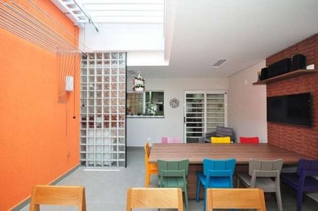 38. As cadeiras coloridas trazem alegria para a mesa de parede. Fonte Condecorar Arquitetura e Interiores
