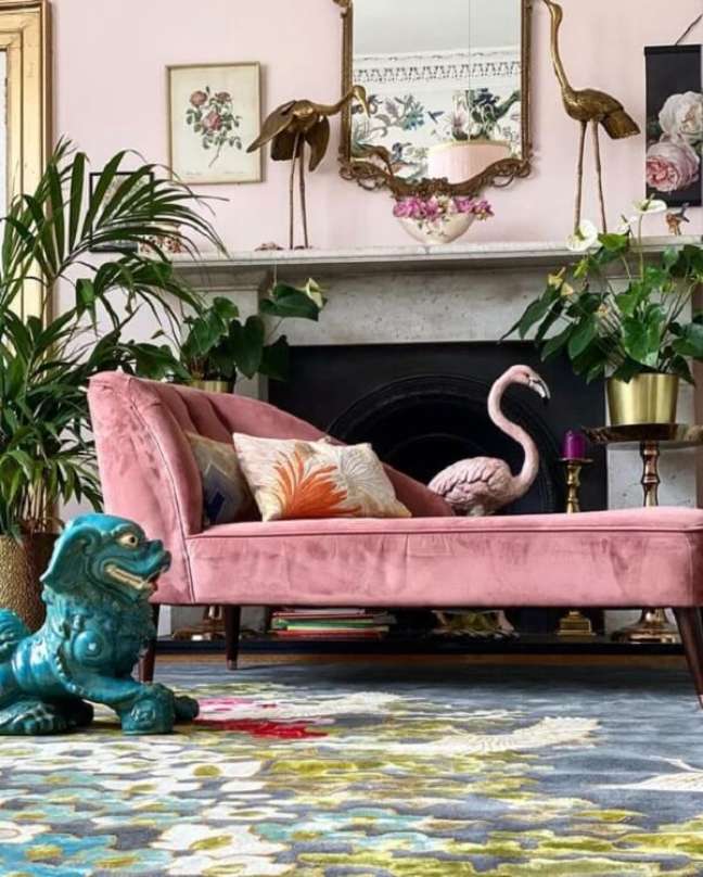 16. Sala criativa com poltrona chaise longue cor de rosa – Foto Made Nederland