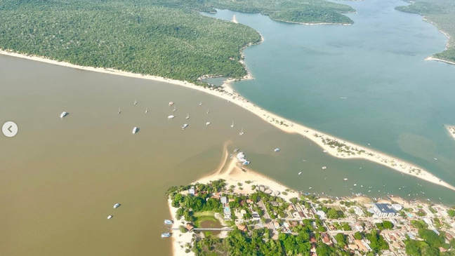 Imagem aérea mostra que em dezembro o rio Tapajós já exibia águas turvas em em Alter do Chão