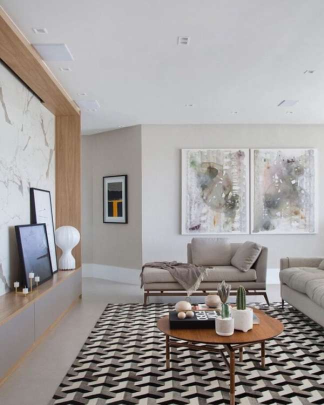 2. Sala de estar com chaise longue bege e tapete quadricular – Foto Beta Arquitetura