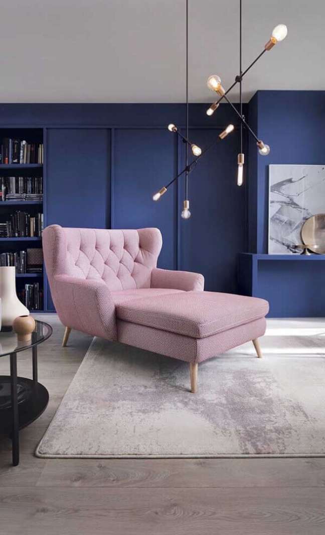 10. Sala azul com chaise longue rosa e luminária moderna – Foto Decor Facil