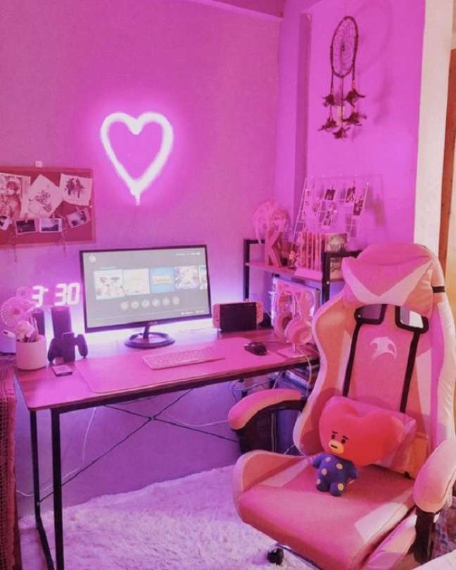 44. Quarto gamer com luz neon cor de rosa – Foto Reddit