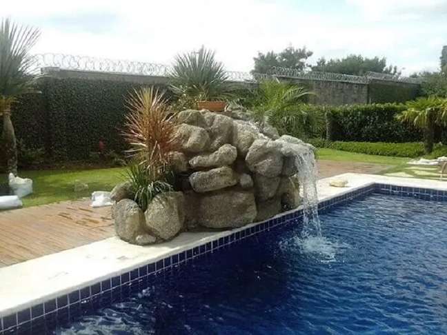 18. Projeto de cascata para piscina feita de pedra. Fonte Kallina Cascatas e Afins