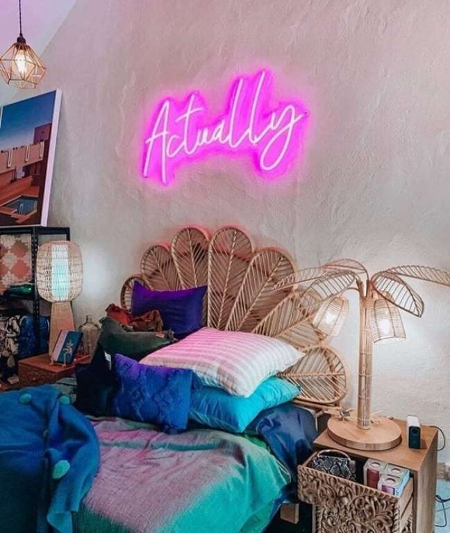 47. Quarto moderno com luz neon lilás na parede da cabeceira – Foto Owns it By Anna