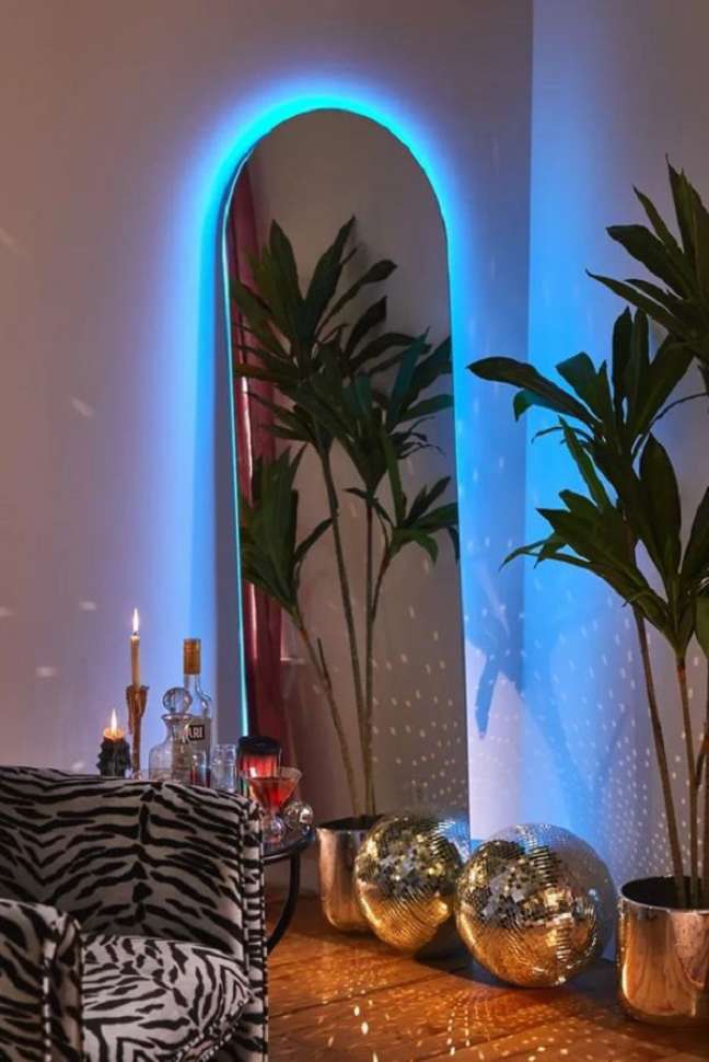 20. Espelho com luz de led para quarto neon azul – Foto Urban Outfitters