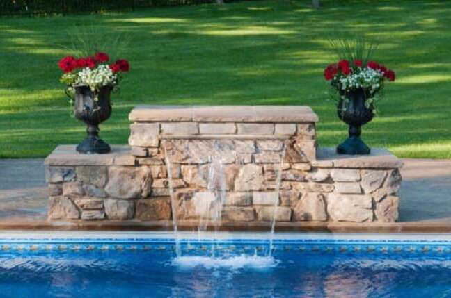 10. Modelo de cascata para piscina feita de pedra e vasos decorativos. Fonte MagzHouse