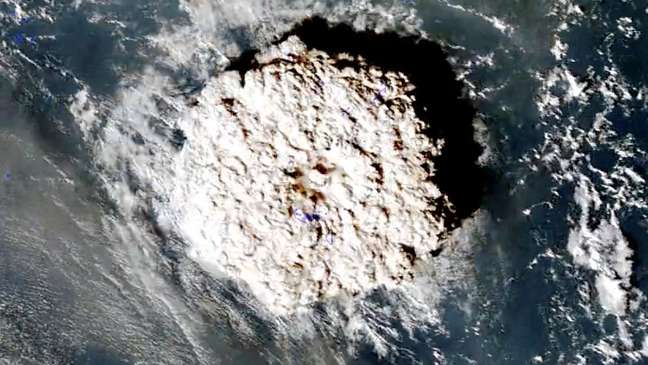 A explosão do vulcão submarino foi registrada em 15 de janeiro.