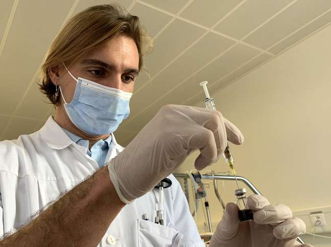 Pesquisadores suíços iniciam testes com vacina "adesiva" contra Covid
