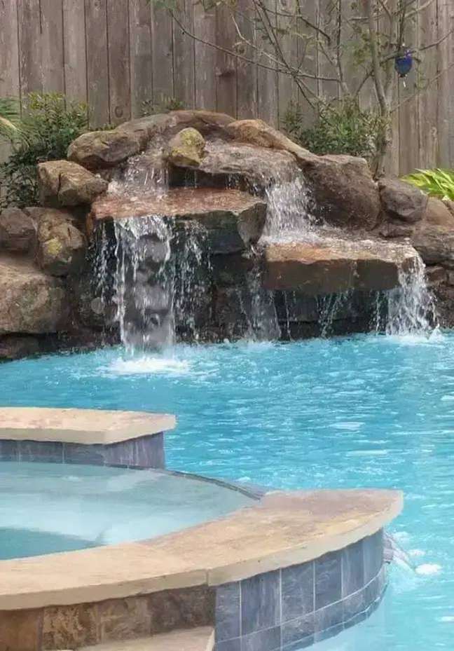 1. As cascatas de pedras naturais para piscina trazem relaxamento para aqueles que desfrutam da área externa. Fonte Ideias Decor
