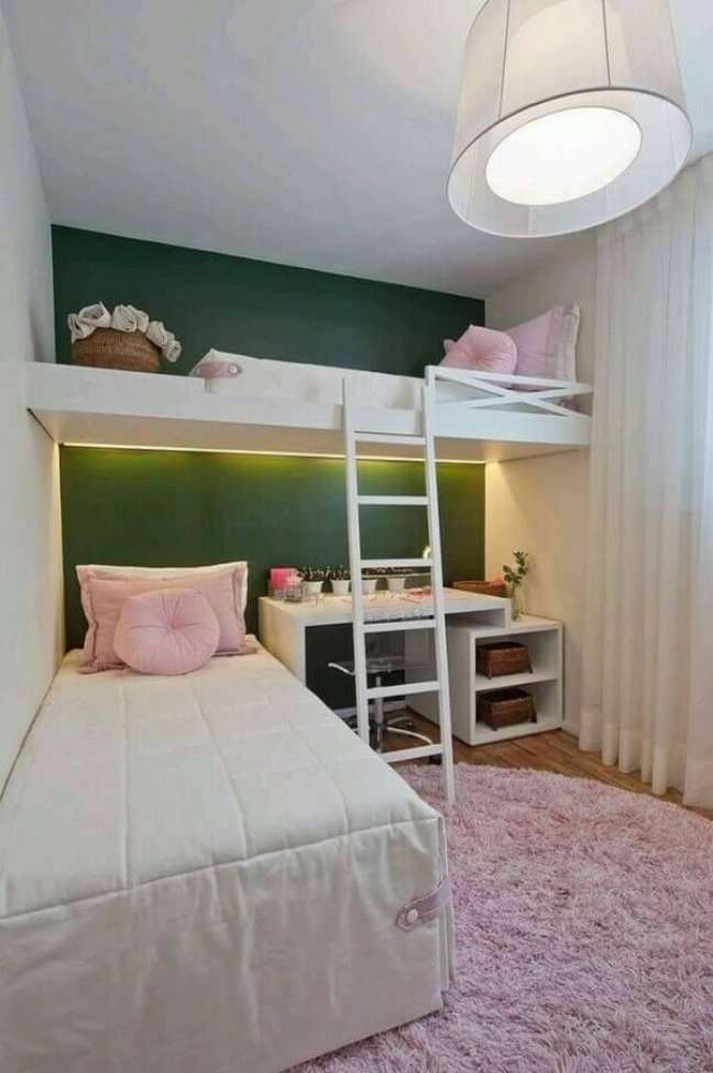 31. Parede cor verde escuro para decoração de quarto planejado com cama suspensa e decorado com tapete rosa redondo – Foto Arquiteta Paula Roque