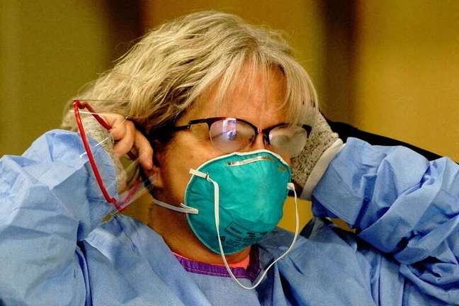 Enfermeira coloca máscara de proteção N95 em centro de testagem de Covid-19 em Bismarck, no Estado norte-americano de Dakota do Norte
26/10/2020 REUTERS/Bing Guan