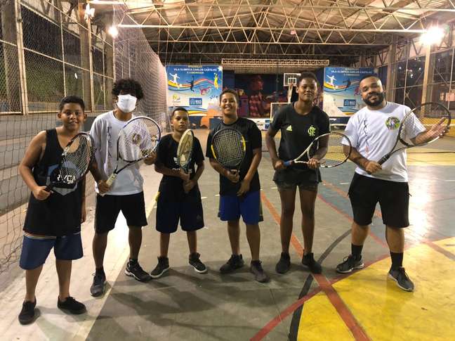 Projetos como o Favela Tênis buscam inserir jovens na sociedade através do esporte