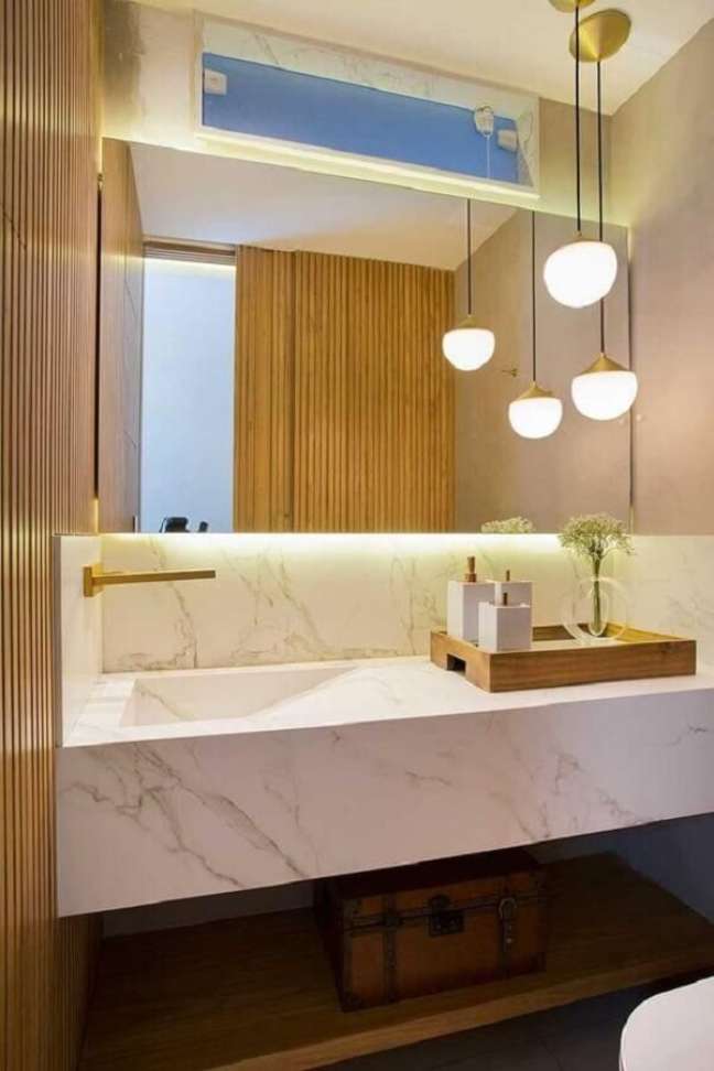 51. Porta de madeira para banheiro com espelho de led e bancada de mármore – Foto Casa de Valentina