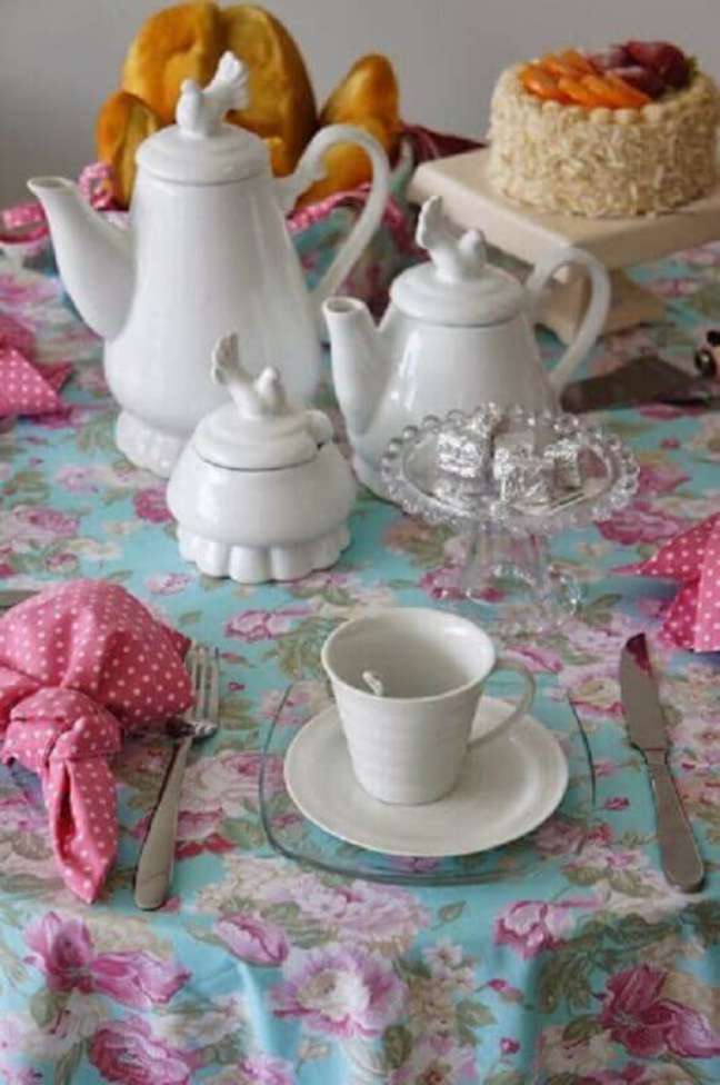 9. Decoração de mesa de café da manhã com louças brancas – Foto: Pinterest